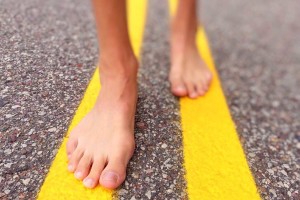 Barfuss am Asphalt