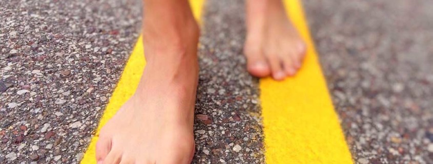 Barfuss am Asphalt